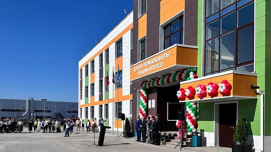 Главная картинка новости: Марат Ахметов принял участие в открытии лицея в Челнах
