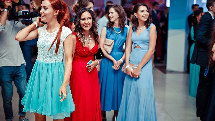 Главная картинка новости: Цена наряда выпускниц в 2019 году