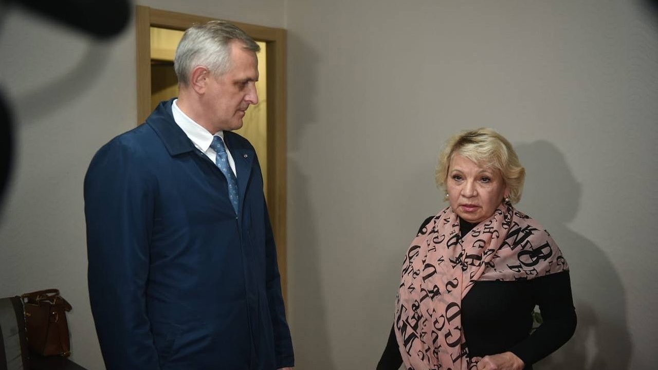 Главная картинка новости: «Вот не думала, что вы свое слово сдержите»: Зуев проверил отопление в квартирах челнинцев