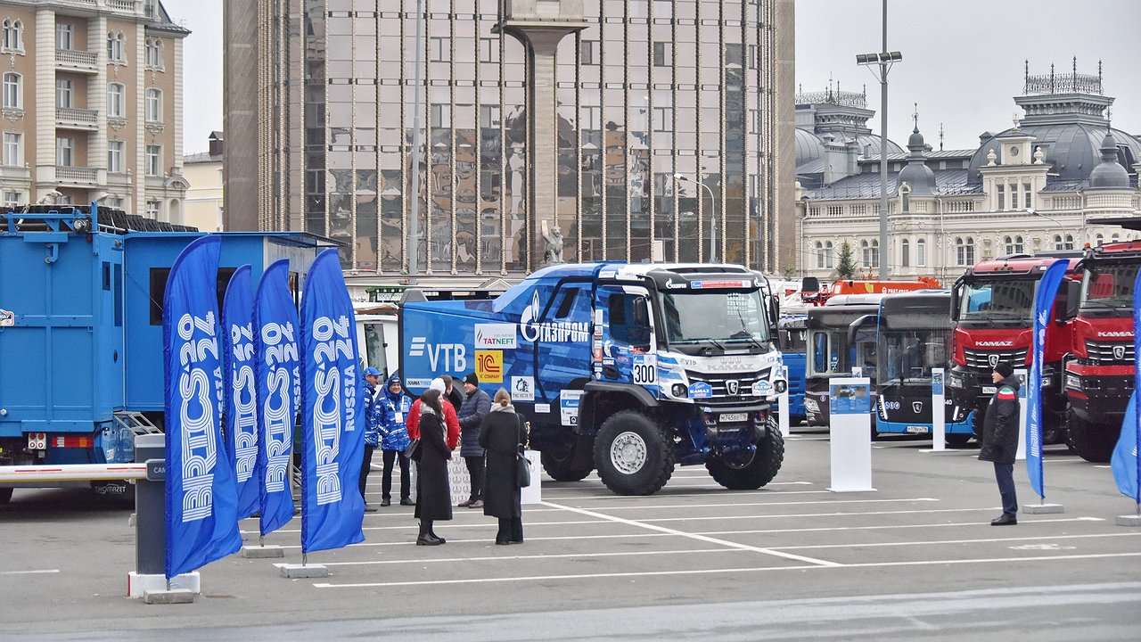 Главная картинка новости: Выставку достижений Татарстана, где представлена техника КАМАЗ, продлили