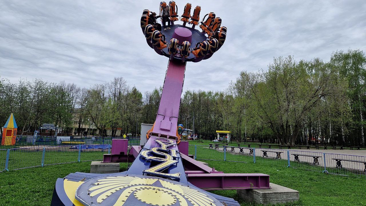 Главная картинка новости: Манит карусель: в Челнах начали работу парки аттракционов