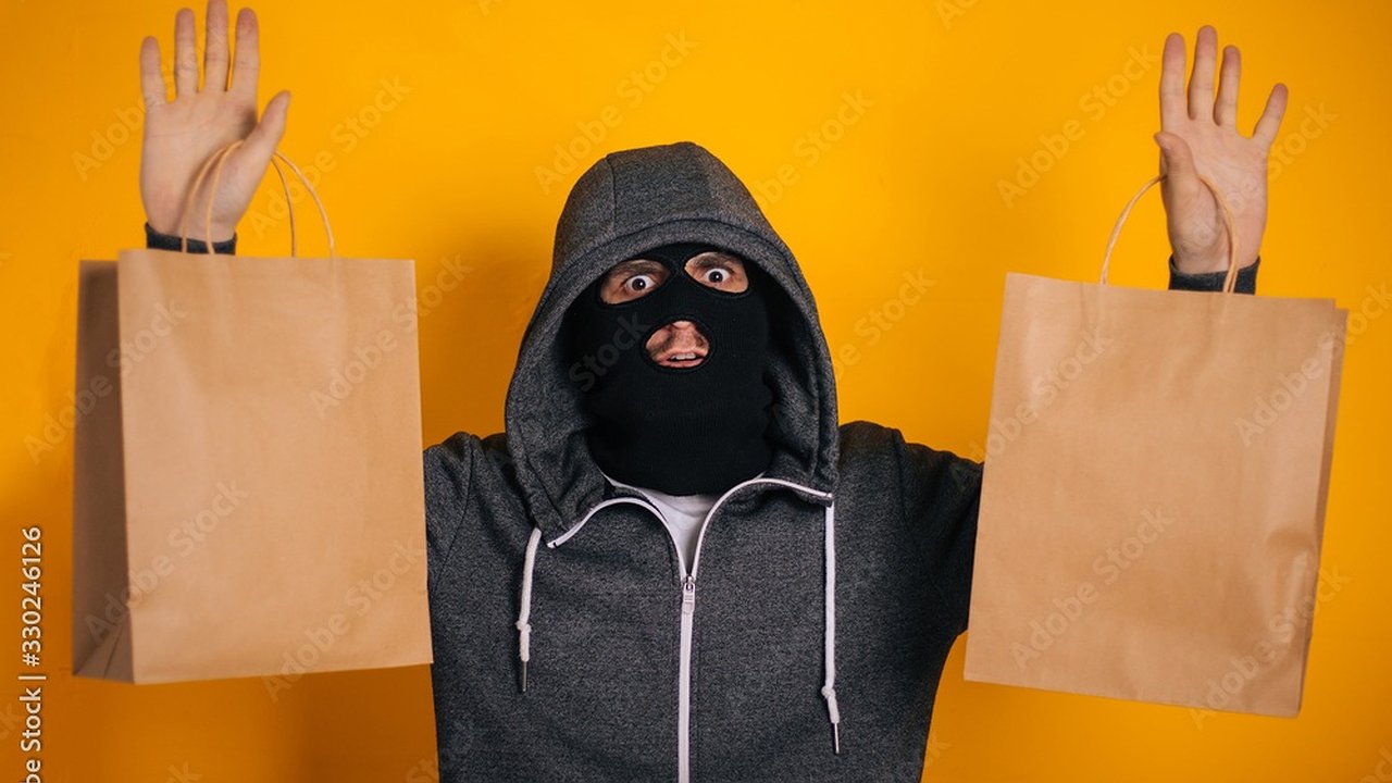 Главная картинка новости: В магазине «Находка» челнинцы украли у покупательницы сумку