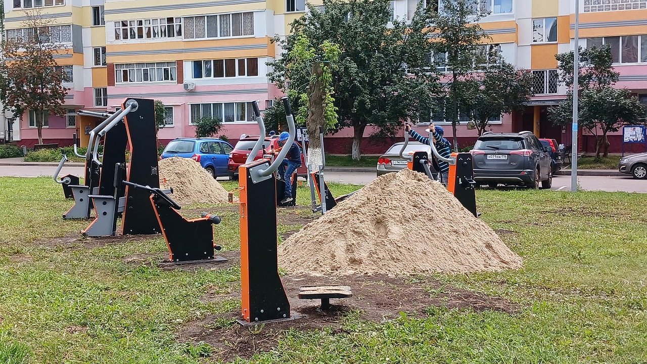 Главная картинка новости: Во дворе Челнов установили тренажеры на средства гранта