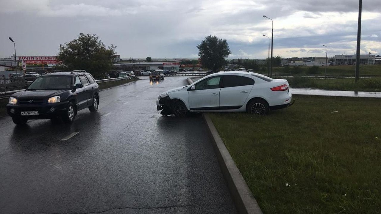 Главная картинка новости: Попытка уйти от автоинспекторов закончилась для водителя «Рено» аварией