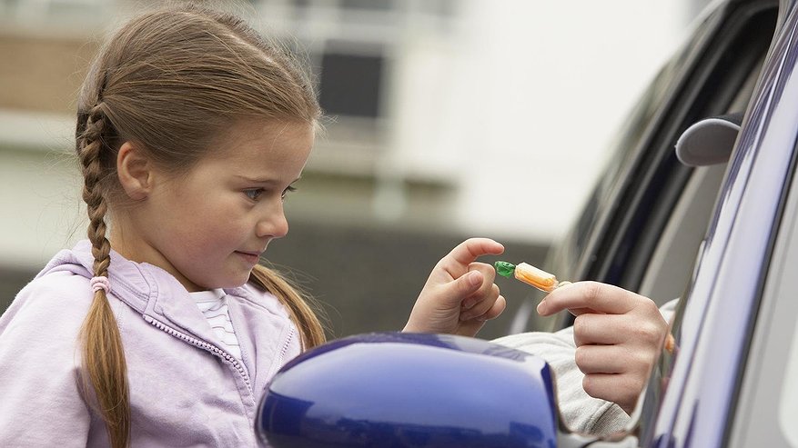 Главная картинка новости: В Челнах разыскивают мужчину, конфетами заманивавшего к себе домой девочку