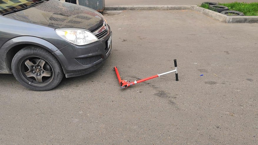Главная картинка новости: Водитель сбил девочку на самокате
