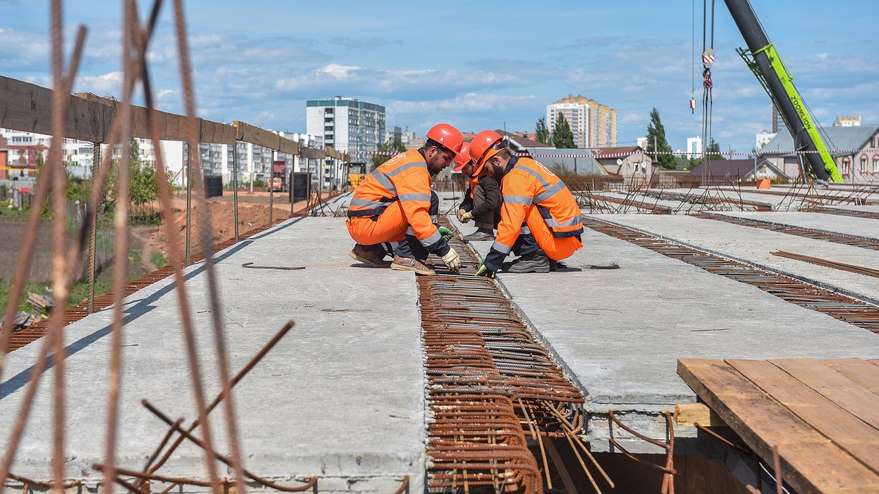 Главная картинка новости: Мост, резервуар очистных сооружений, четыре полосы