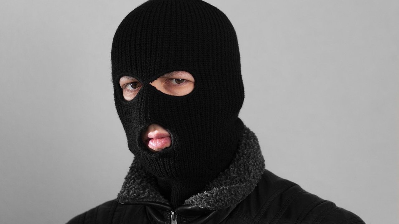 Главная картинка новости: Посреди дня на челнинца напал грабитель, который избил его и отобрал кошелек