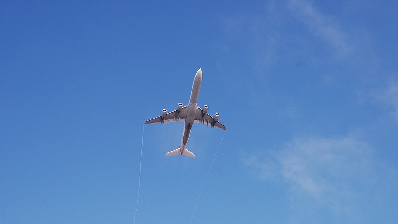 Главная картинка новости: Самолет Челны-Барнаул вернулся в аэропорт вылета из-за ЧС