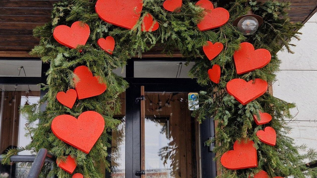 Главная картинка новости: Сердечный фон: подборка мест для создания фотовалентинки в Челнах