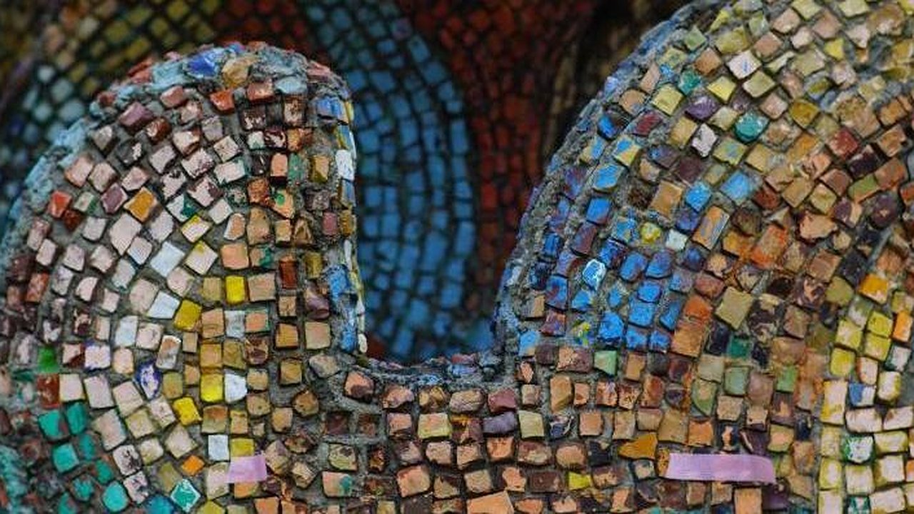 Главная картинка новости: Шанс для «Метеорита»: кто и как восстанавливает скульптуру Ильдара Ханова в Челнах