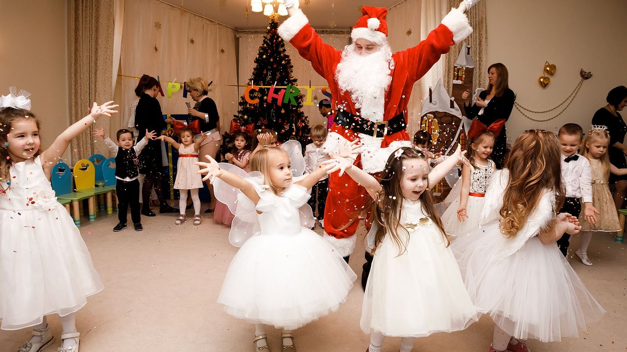 Главная картинка новости: В этом году на детские утренники попадут только привитые родители
