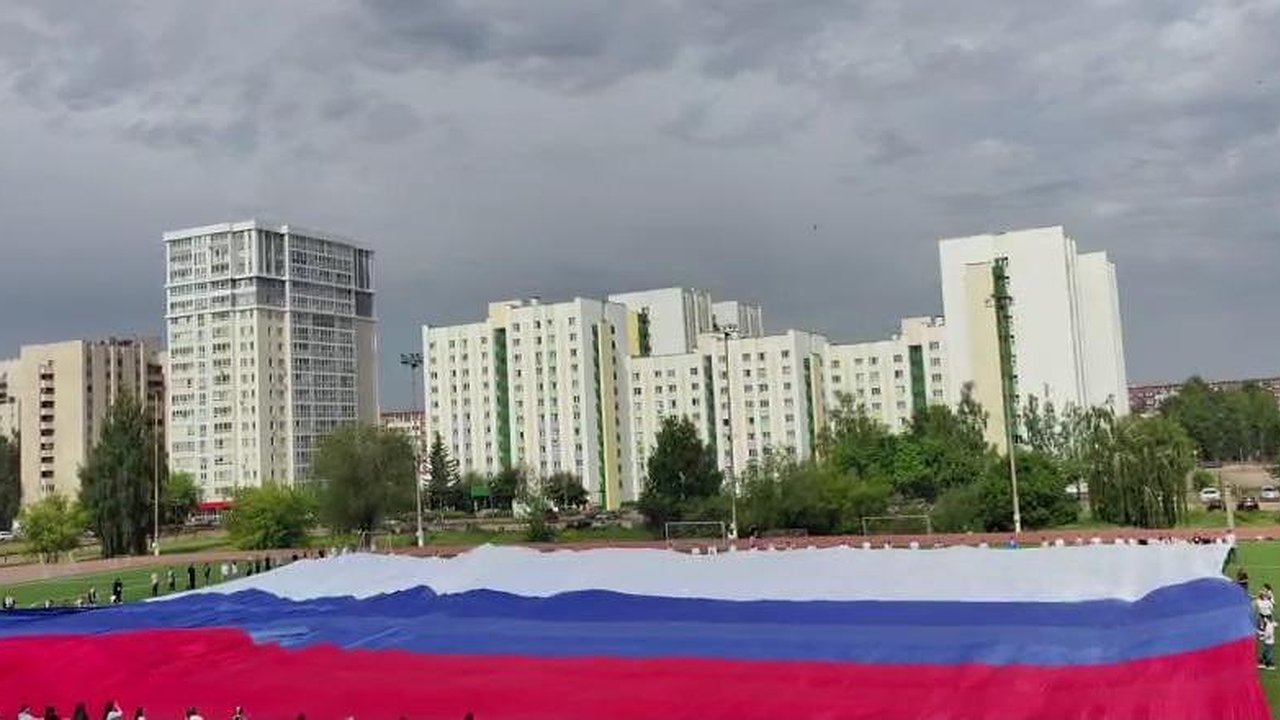 Главная картинка новости: В Челнах на стадионе развернули огромный флаг России 