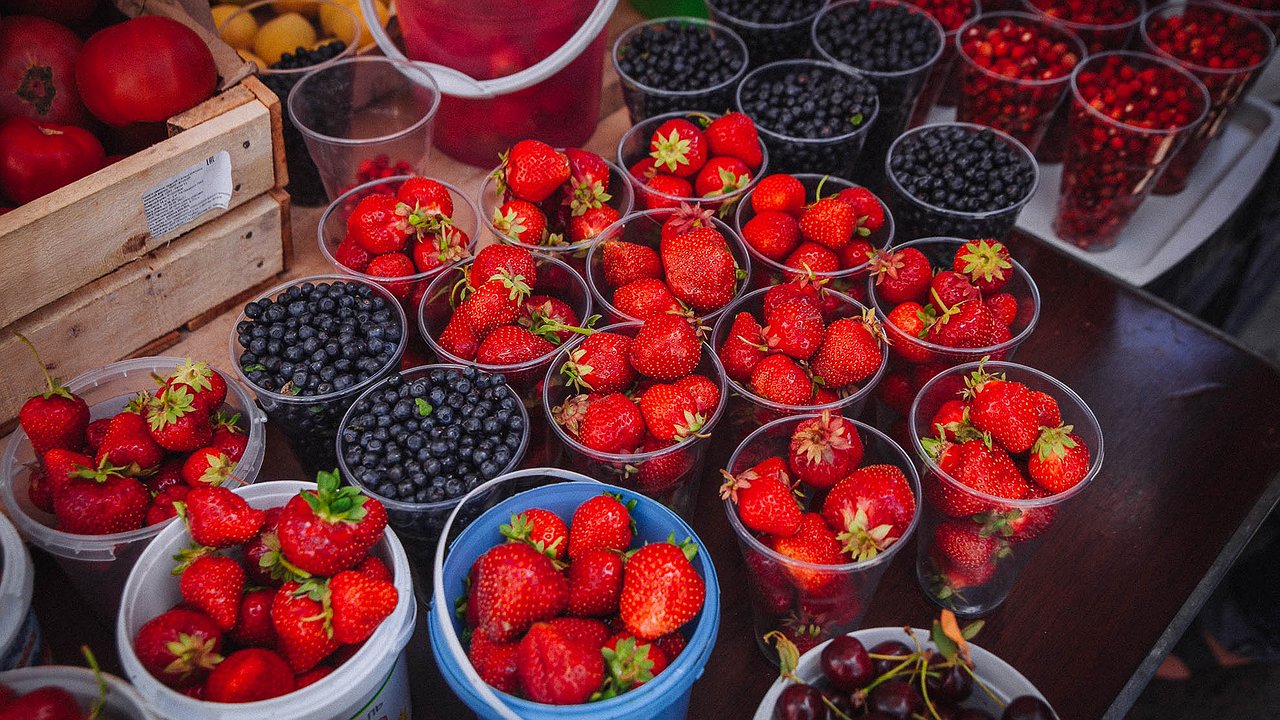 Главная картинка новости: К каким ягодам нужно относиться с осторожностью?