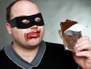 Вор-сладкоежка: 23-летний челнинец украл в «Пятерочке» 280 шоколадок и 150 жевачек