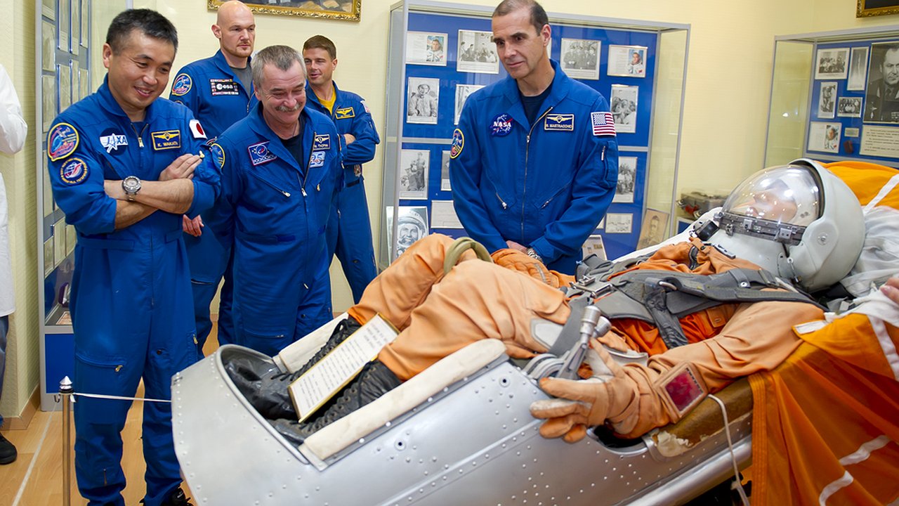 Главная картинка новости: На новых скафандрах нет ширинок: теперь космонавты не смогут...