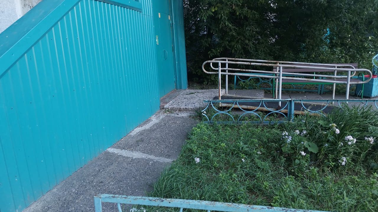 Главная картинка новости: В Челнах в 17-м к-се установили «пандус для отмазки»