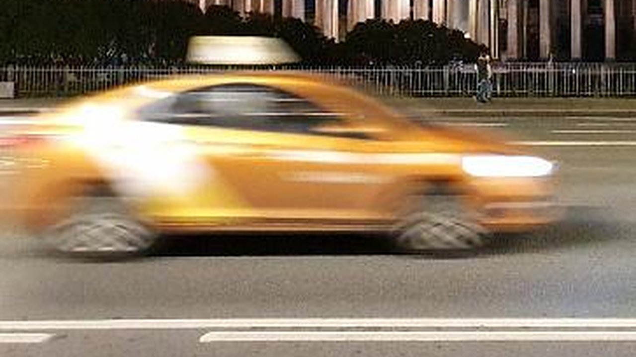 Главная картинка новости: Таксист из Челнов забрал 100 тыс. рублей у пенсионерки, поверившей мошенникам