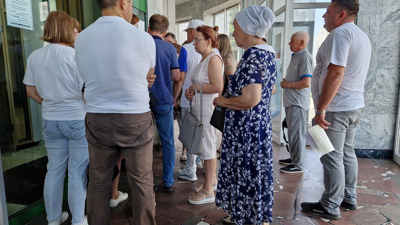 Главная картинка новости: «Хочется разобрать этот банк по кирпичику»: Автоградбанк начали атаковать вкладчики 