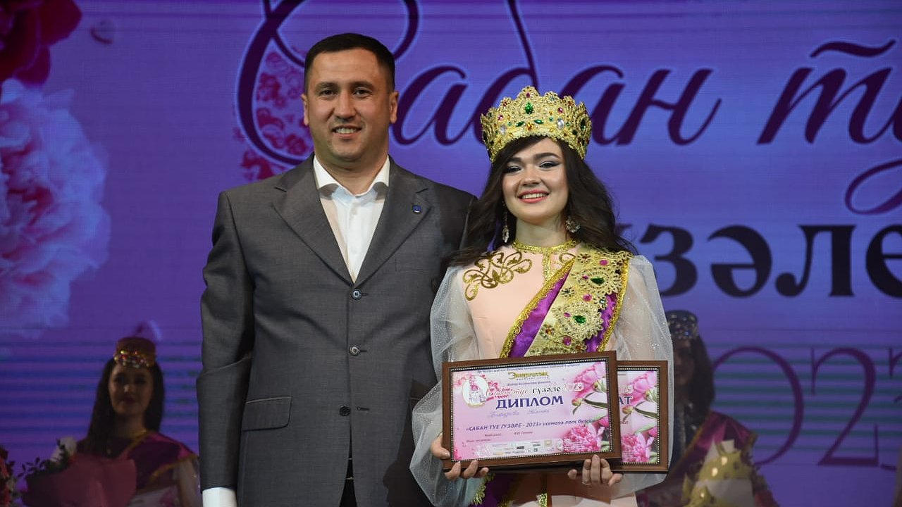 Главная картинка новости: В Челнах красавицей Сабантуя стала Гулина Бакирова