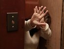 Грабеж и разбой: челнинец в лифте сорвал с шеи женщины цепочку за 28 тыс. рублей, потом убежал