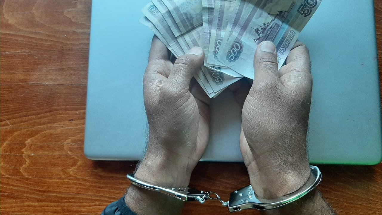 Главная картинка новости: 79-летний челнинец целый месяц ждал, когда мошенники выплатят дивиденды по купленным им акциям 