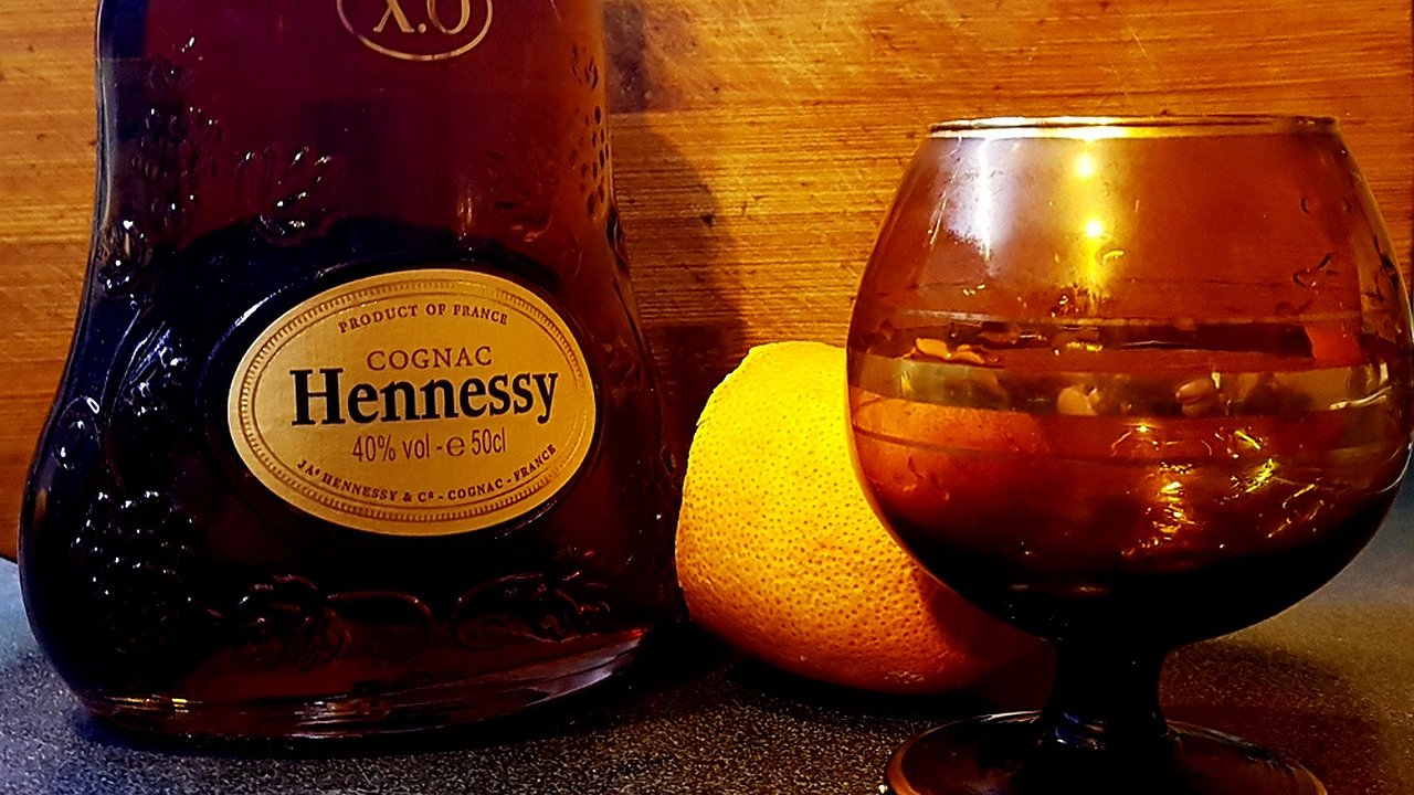 Главная картинка новости: В Челнах «накрыли» паленый коньяк