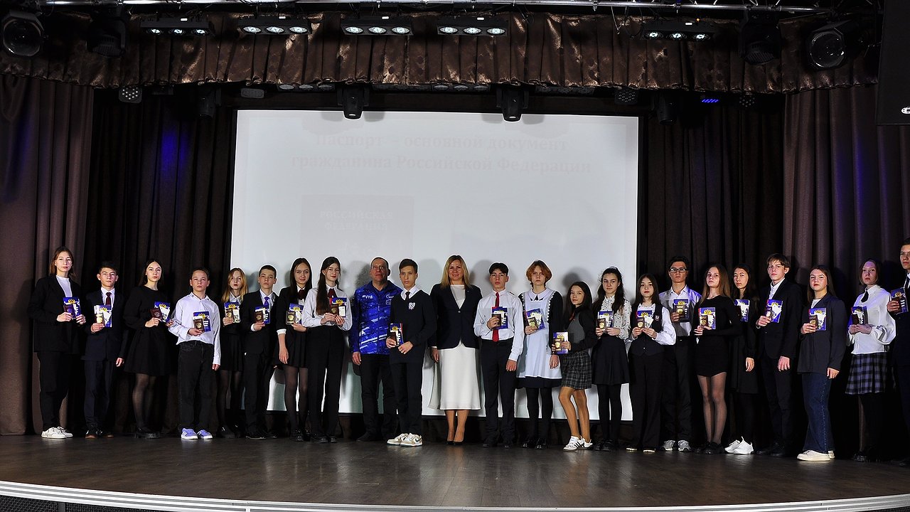 Главная картинка новости: Впервые юным челнинцам паспорта вручали в спортцентре «КАМАЗ-мастер»