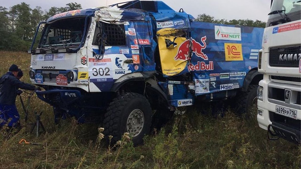 Главная картинка новости: Экипаж «КАМАЗ-мастера» попал в аварию