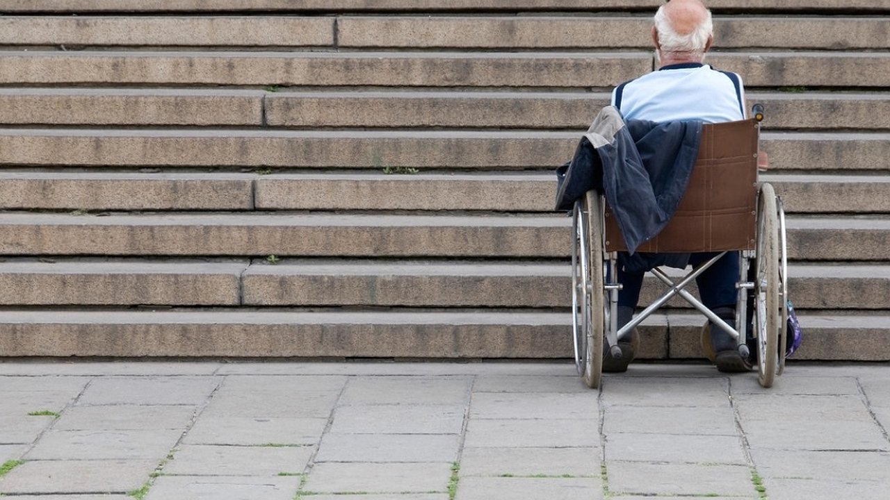 Главная картинка новости: В центре для стариков и инвалидов нет пандусов