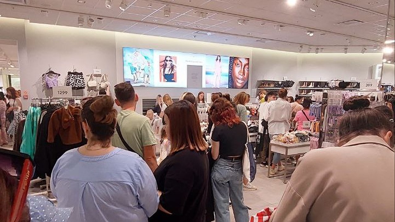 Главная картинка новости: H&M в Челнах открылся: рассказываем все, что известно о сроках, возврате товаров и других важных деталях.