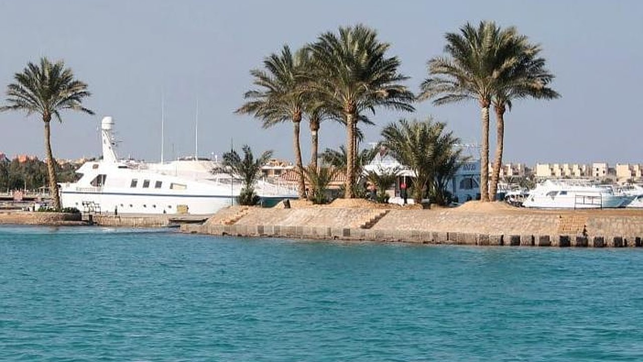 Главная картинка новости: Каждый второй житель Челнов откладывает на турпоездку более 200 тыс. рублей