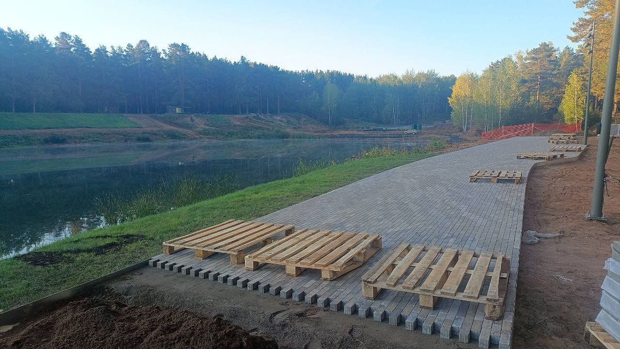 Главная картинка новости: У озера в Прибрежном начали укладывать брусчатку