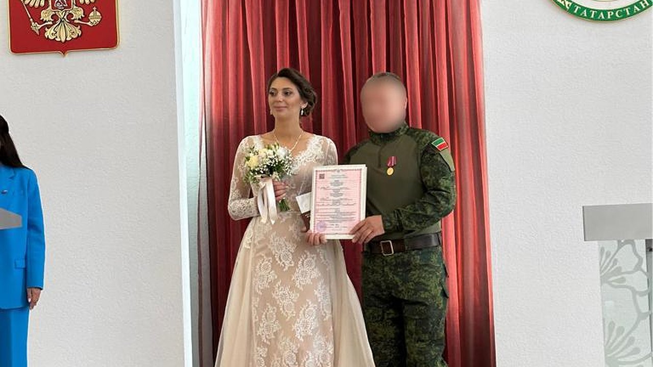 Главная картинка новости: Узы Гименея: челнинский военнослужащий приехал в отпуск, чтобы жениться 