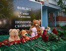 В Челнах к дому, где погибли дети, несут цветы и игрушки