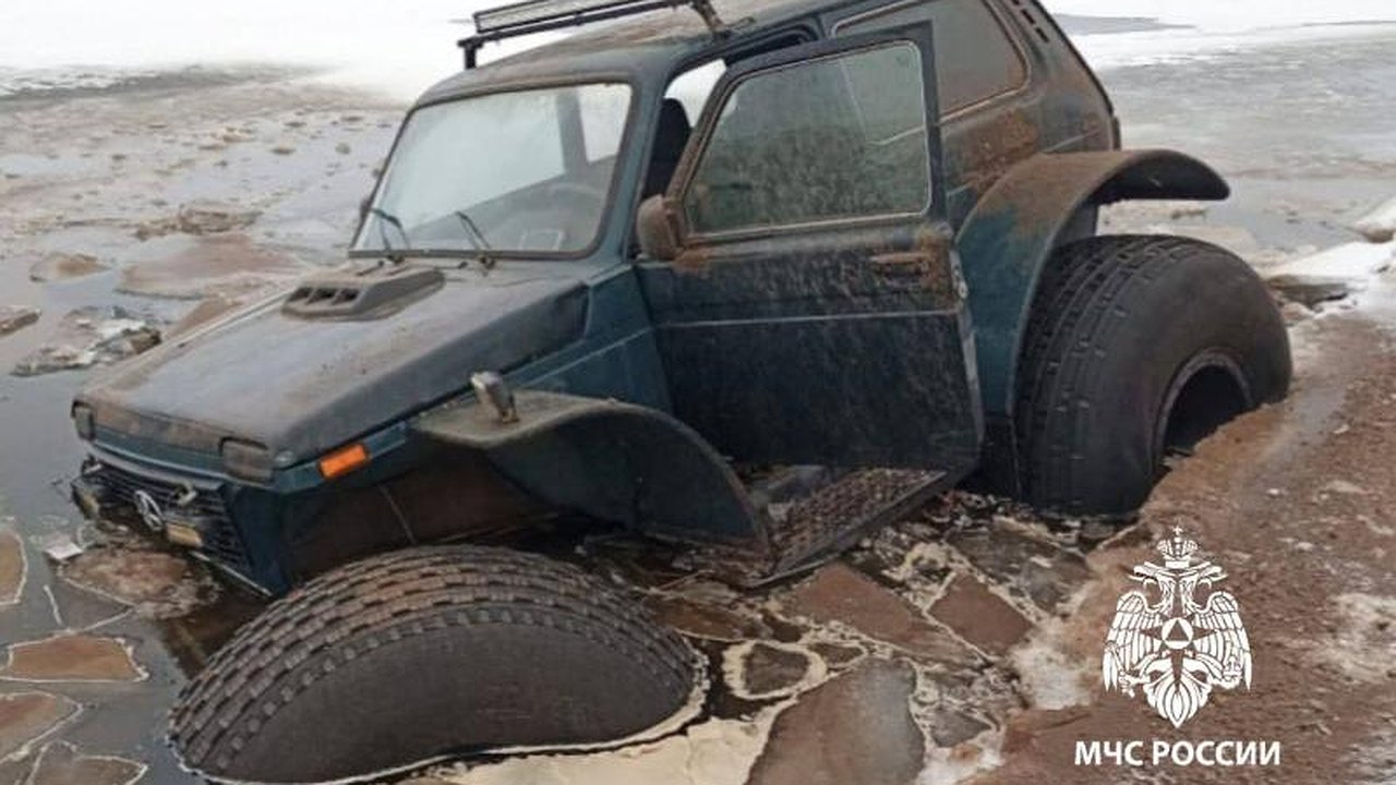 Главная картинка новости: Житель Татарстан испытывал на Каме самодельный болотоход, но тот провалился под лед