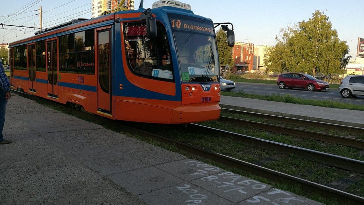 Главная картинка новости: И вновь жалобы: в Челнах в трамвае кондуктор и водитель ездят без масок