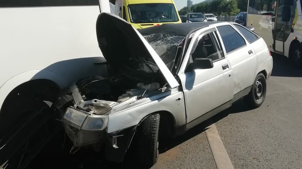 Главная картинка новости: Залетел под автобус: ДТП на остановке Театр кукол