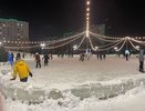 В Челнах на площади Азатлык начали заливать каток