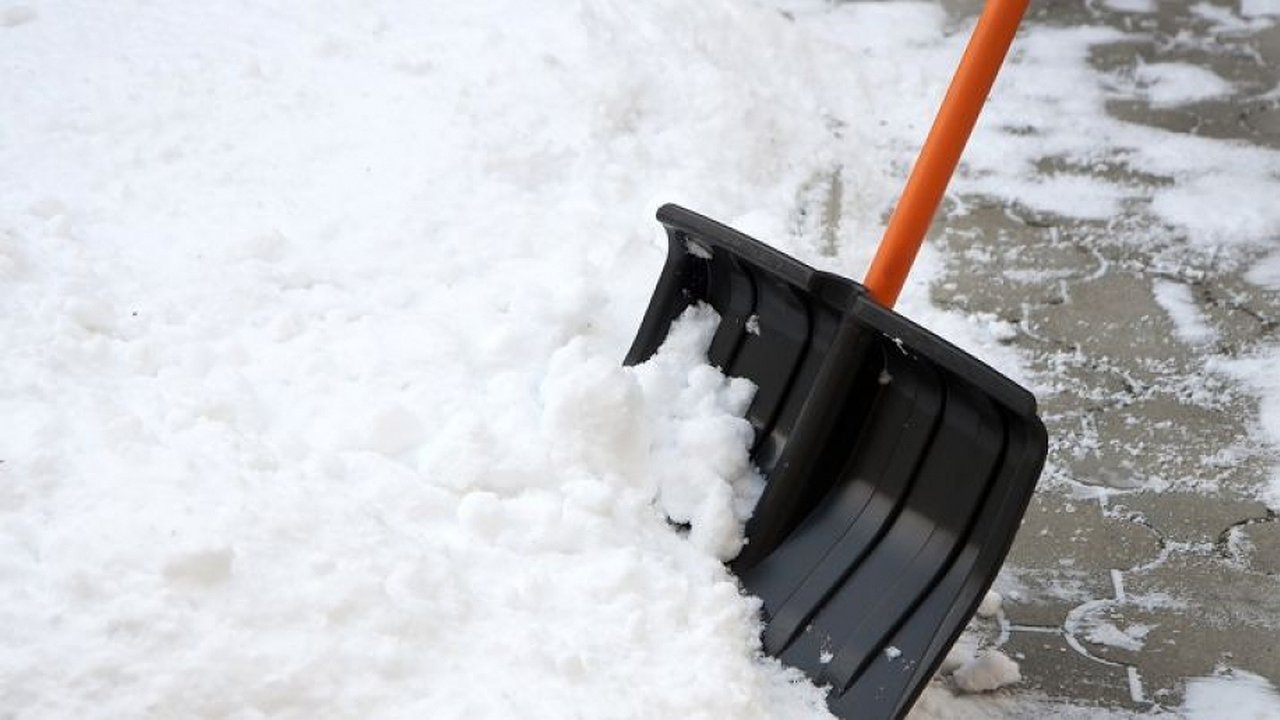 Главная картинка новости: За неубранный снег попало почти всем УК и ЖЭКам