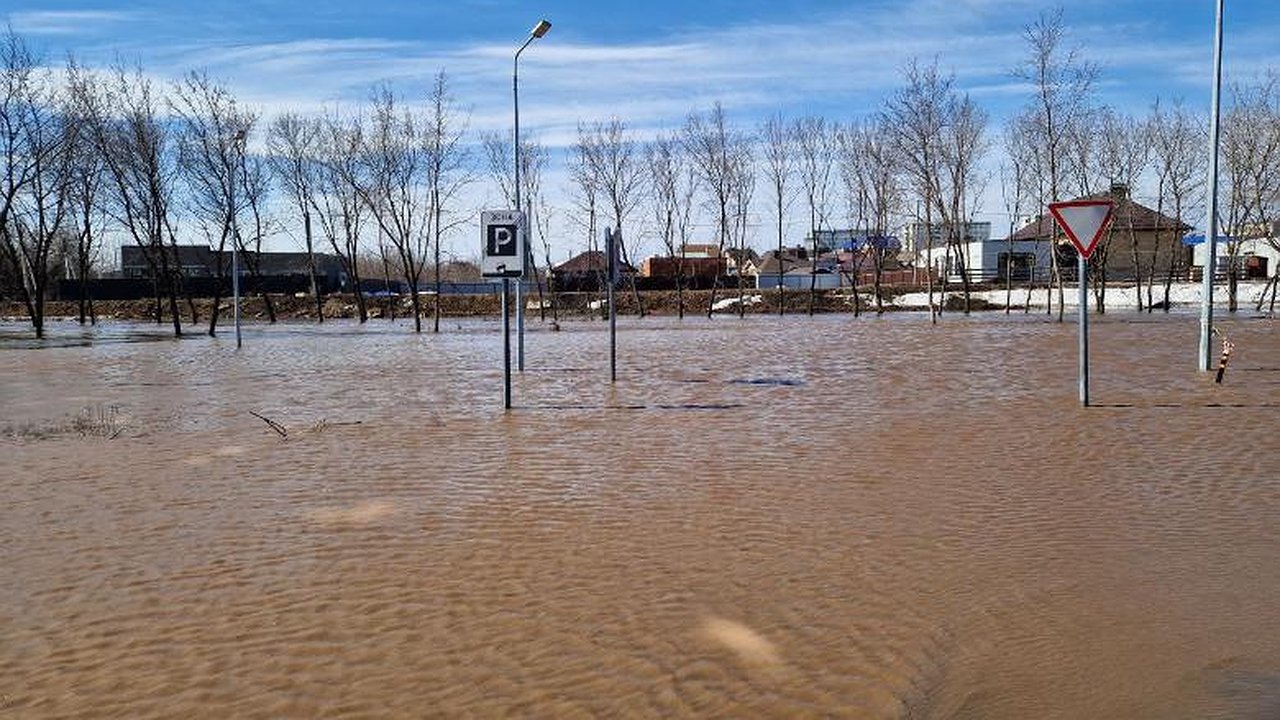 Главная картинка новости: В мэрии Челнов напомнили, куда обращаться в случае подтопления дорог