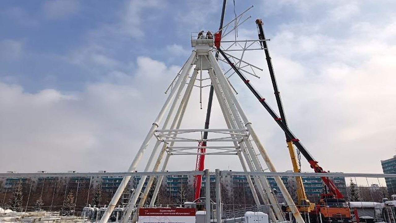 Главная картинка новости: В парке Победы Челнов почти полностью разобрали колесо обозрения