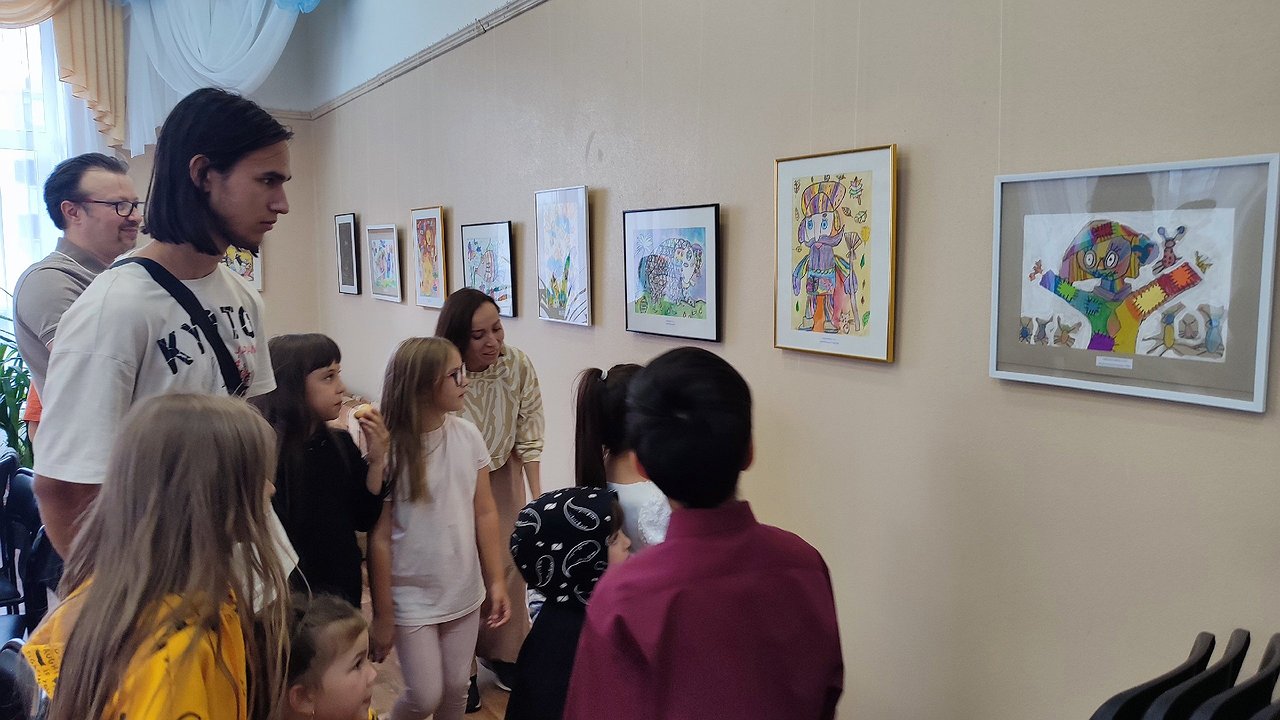 Главная картинка новости: В Челнах проходит дебютная выставка 7-летней художницы (фото)