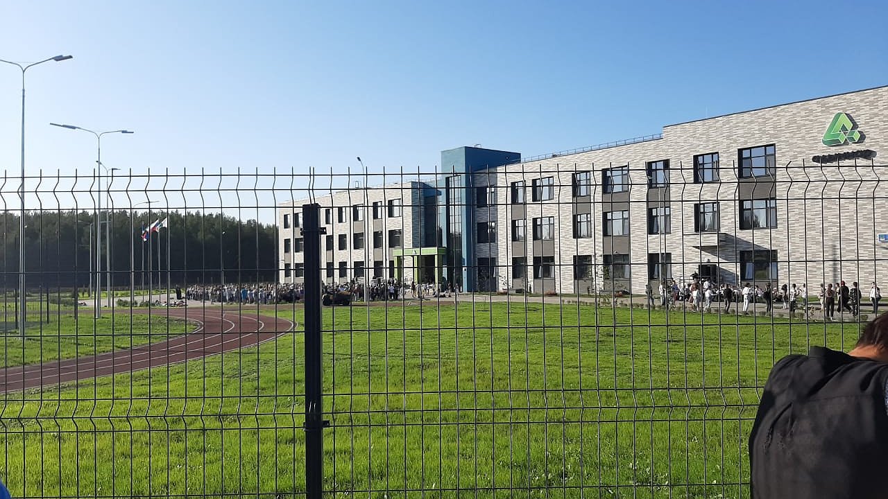 Главная картинка новости: «У передовой гимназии парковка на 2,5 машины»