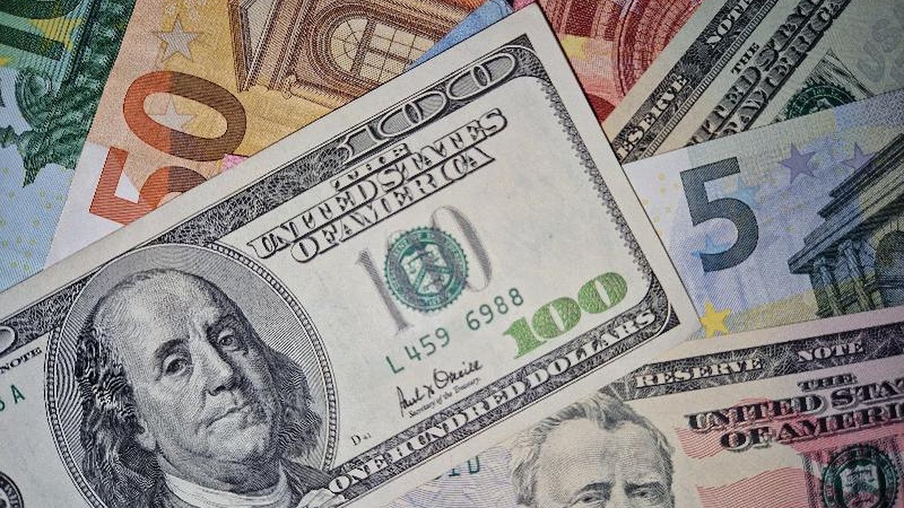 Главная картинка новости: В банках Челнов закончились доллары