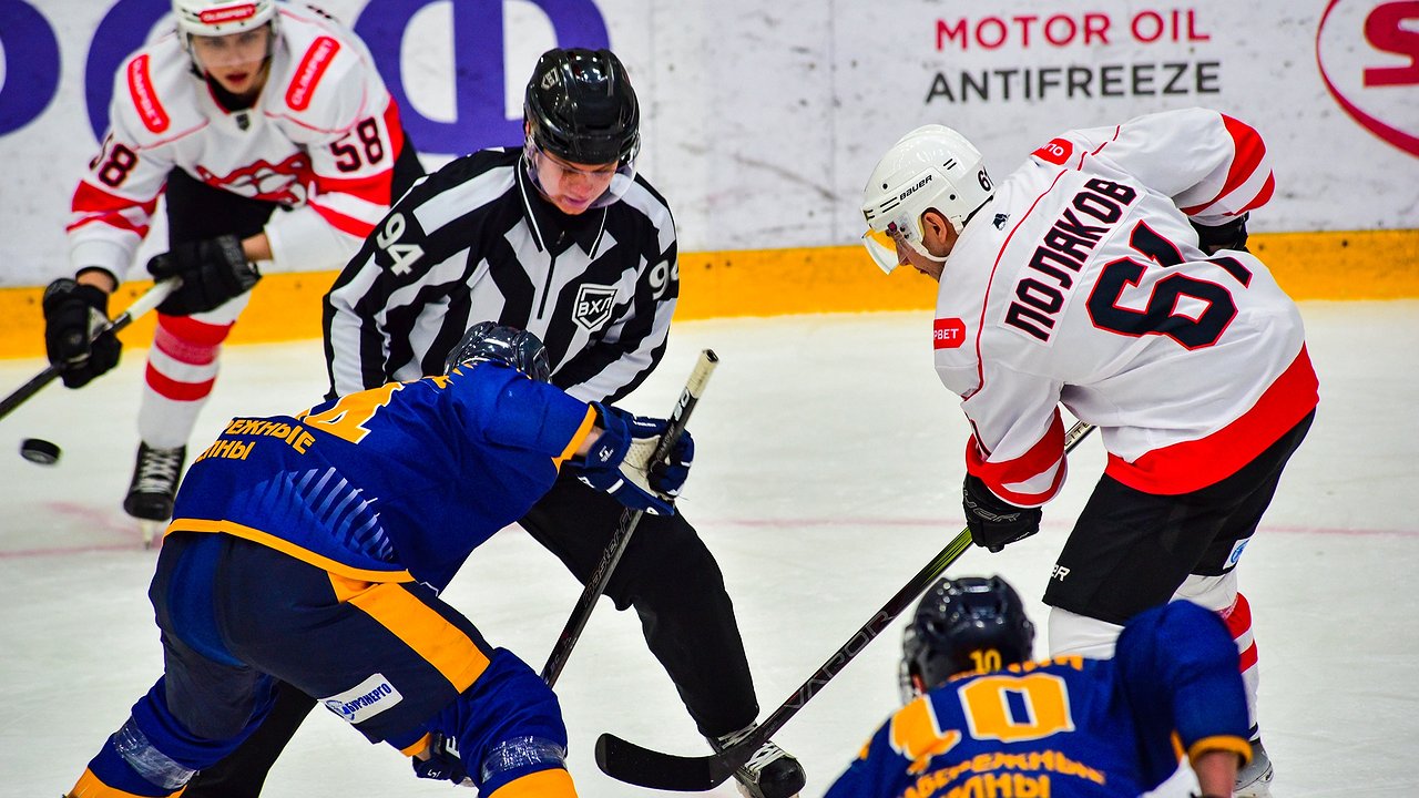 Главная картинка новости: ХК «Челны» потерпел домашнее поражение от пермского «Молота»