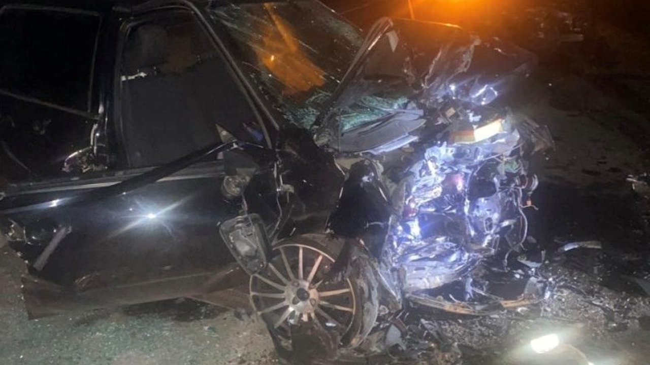 Главная картинка новости: В смертельном ДТП с легковушками разбились два человека в Татарстане