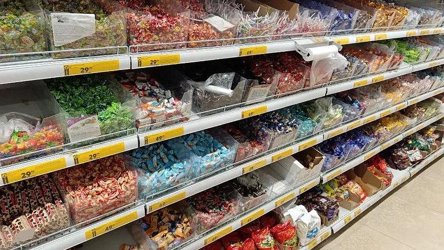 Главная картинка новости: Почему продавцы «Пятёрочек» и «Магнитов» сами не берут конфеты на развес — и друзьям не советуют