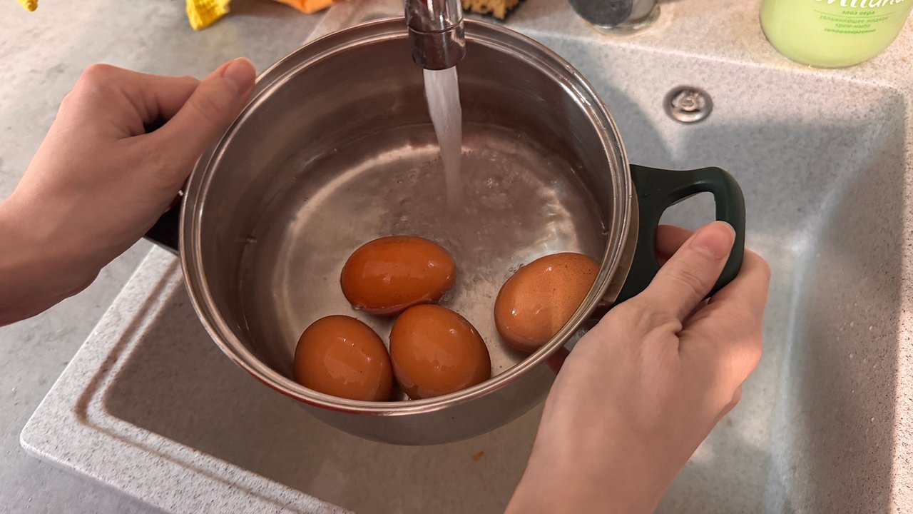 Главная картинка новости: Можно ли яйца после варки класть в холодную воду: запомните и расскажите близким