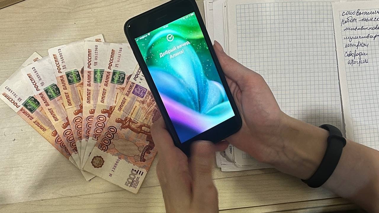 Главная картинка новости: Названы переводы с карты на карту, за которые снимут налог 13%